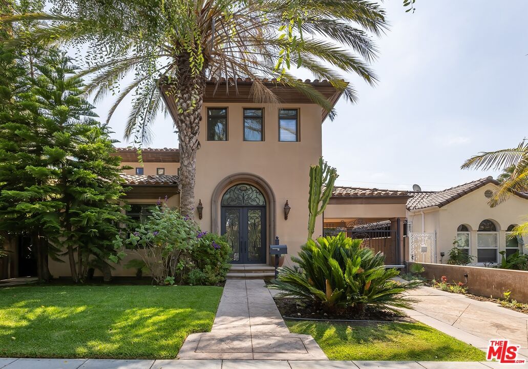 Foto principal - 120 S Almont Dr