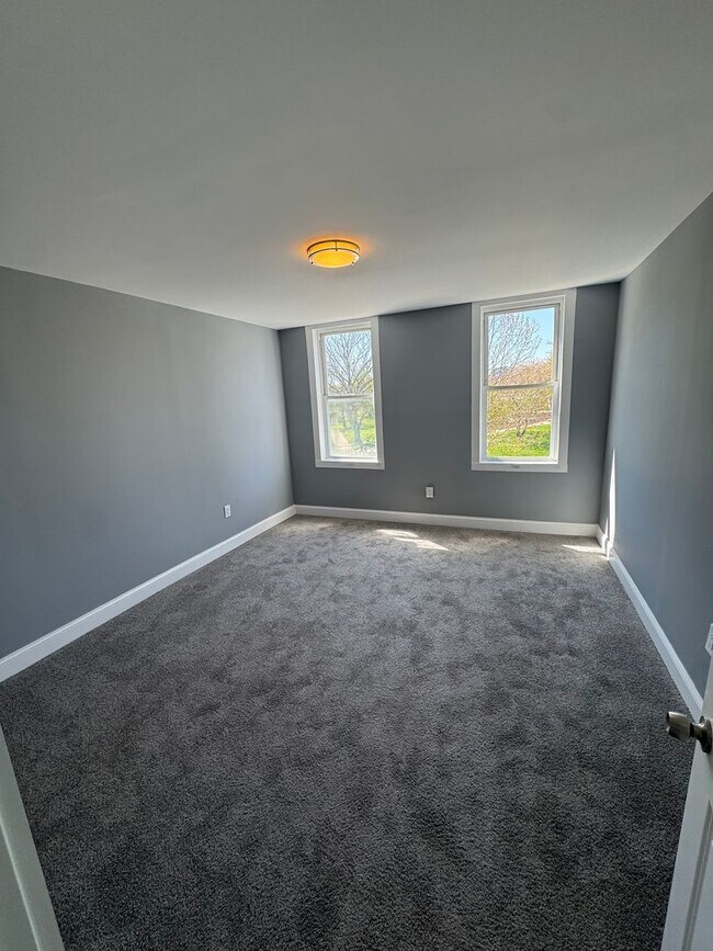 Foto del edificio - Charming Rowhome with Modern Touches in Ea...