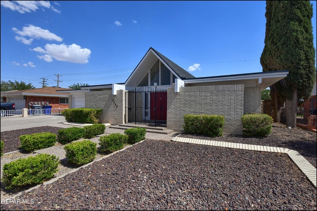 Building Photo - 8400 Parkland Dr