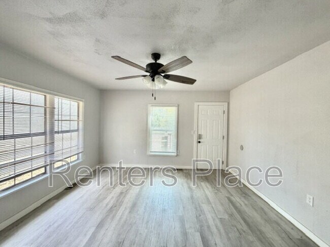 Building Photo - 903 N Owalla Ave