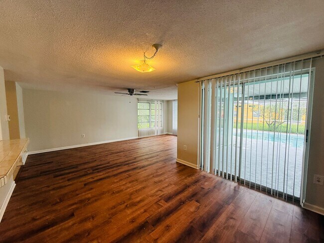 Foto del edificio - 7910 Lilac Dr