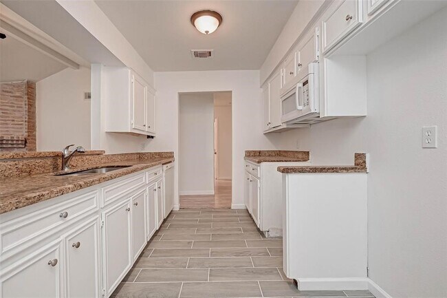 Foto del edificio - 5503 Lynngate Dr