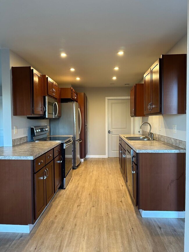 Foto del edificio - Updated House on 1/2 an Acre Near Spongs Landing Park! Pet Friendly!