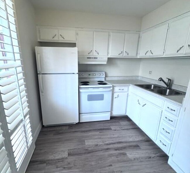 Building Photo - Condo in Youngtown!