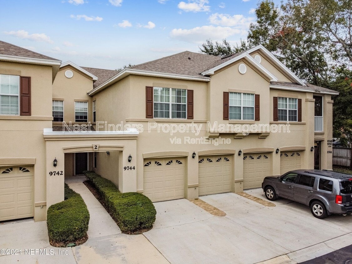 Primary Photo - 9744 Summer Grove Way W