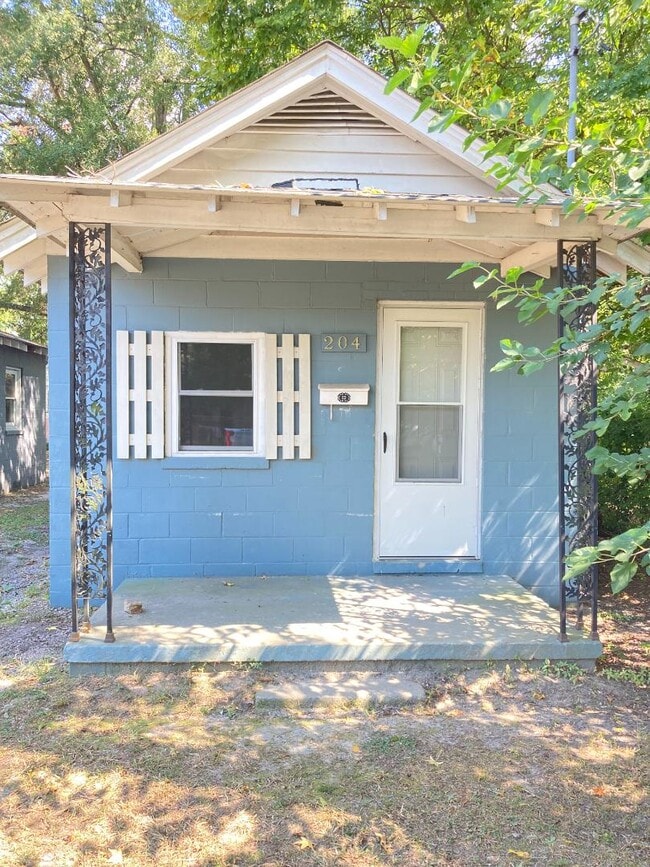 Building Photo - 204 Wainwright Ave E