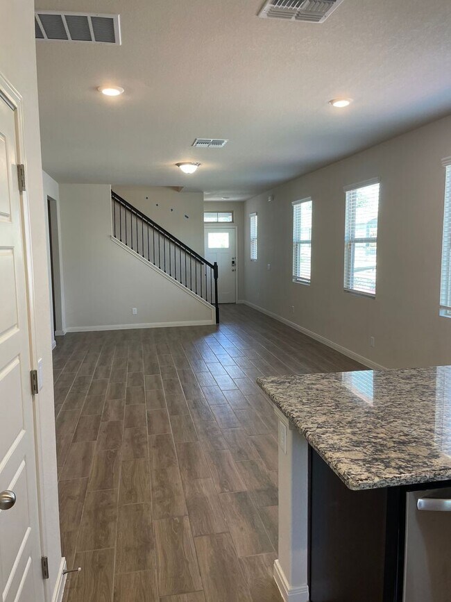 Foto del edificio - GORGEOUS 3 BEDROOM 2.5 BATH DUPLEX LOCATED...