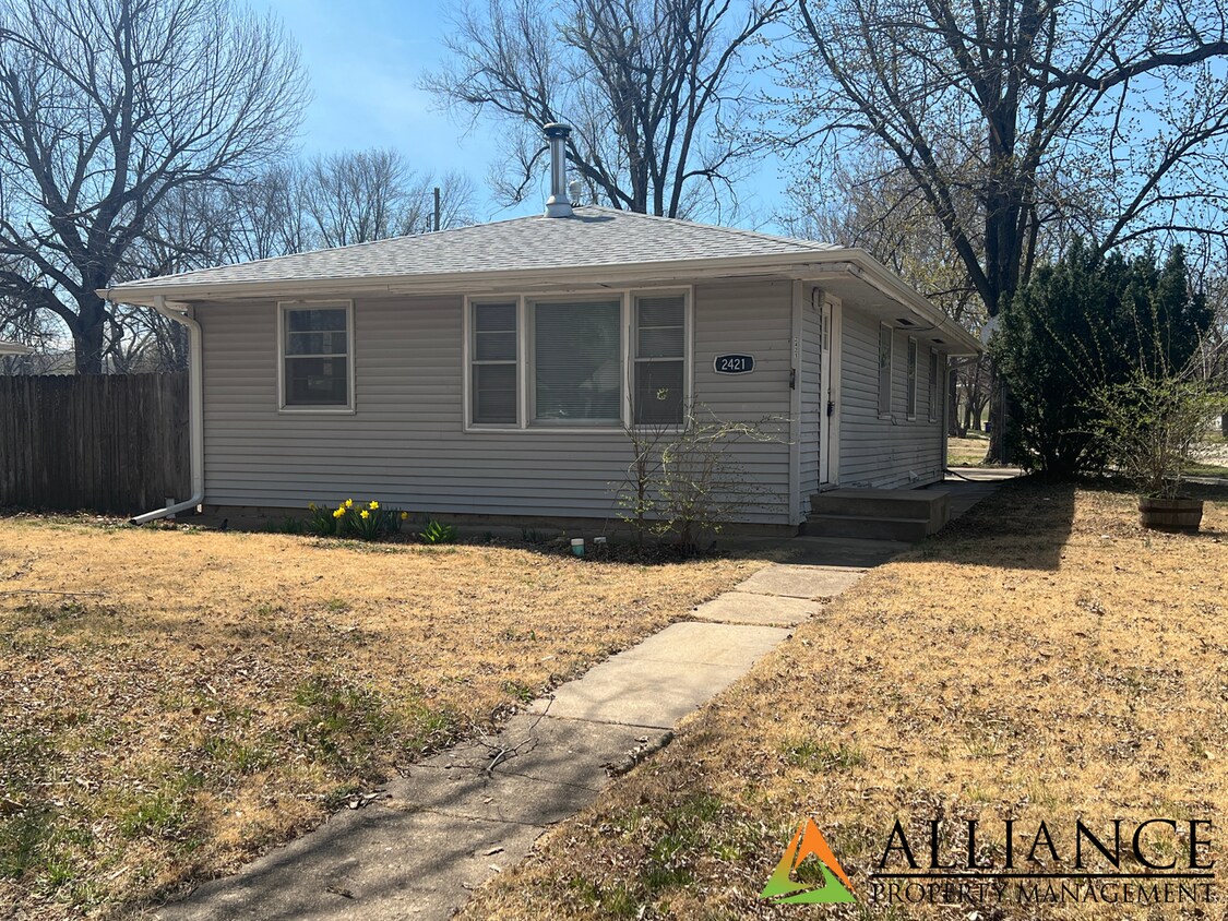 Foto principal - $300 OFF 1st MONTH'S RENT! Recently Update...