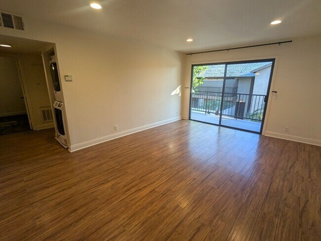 Foto del edificio - 2 Bedroom-1 Bathroom Single Story Condo; 2nd floor unit in Lakeside