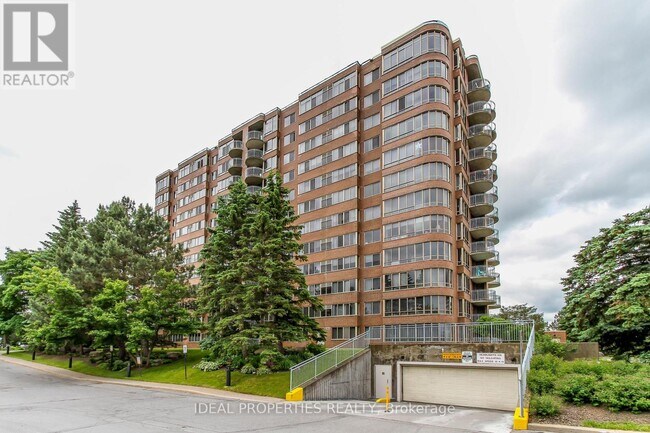 Photo du bâtiment - 809-100 GRANT CARMAN Dr
