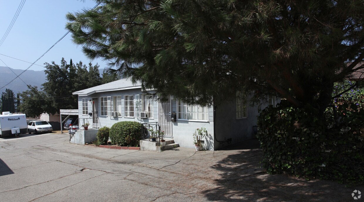 Foto del edificio - 2528-2532 Montrose Ave
