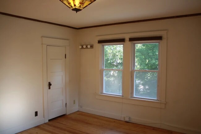 Foto del edificio - 1004 E 2nd St