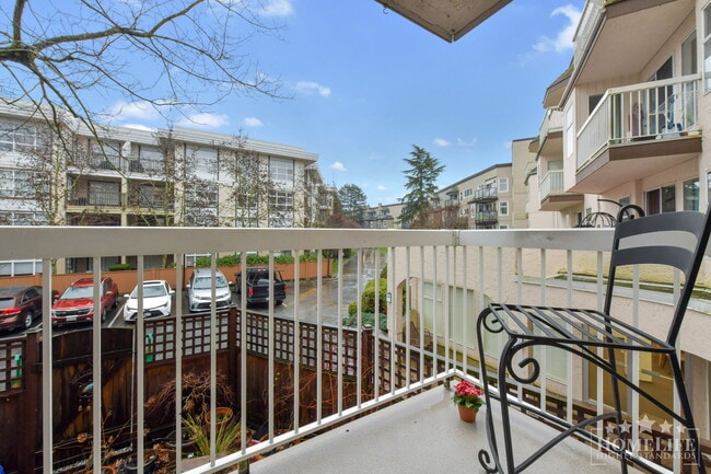 Photo du bâtiment - Newly Renovated 1 Bed 1 Bath Condo in the Heart of White Rock