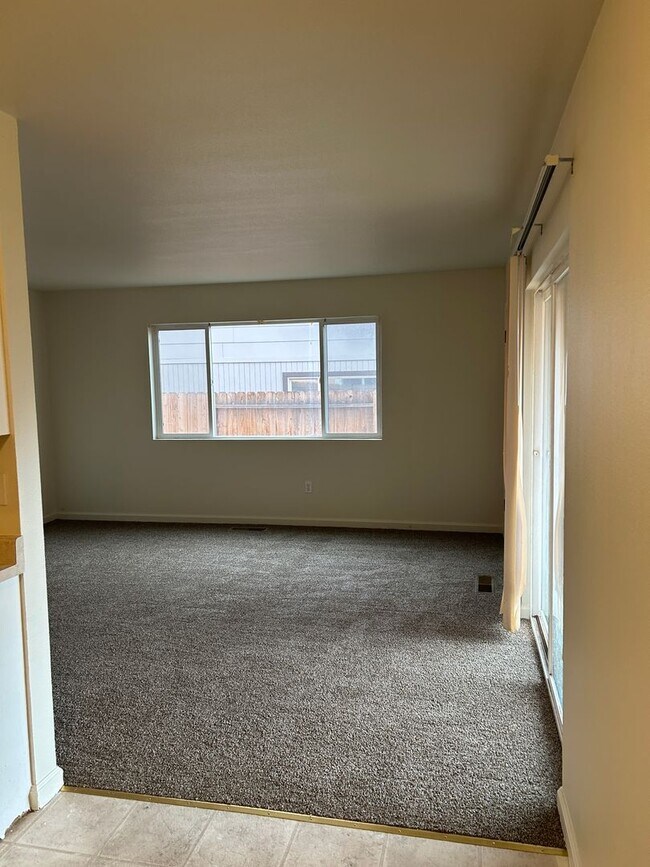 Foto del edificio - **READY JANUARY 1st!!** North Reno Duplex