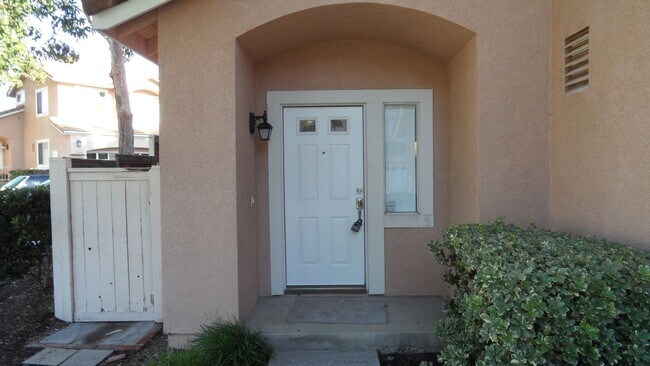 Foto del edificio - End-Unit 3BR 2.5BA Townhome w/ 2 Car Attached Garage
