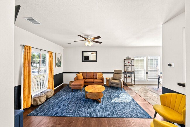 Foto del edificio - Downtown Home within Minutes from the Riverwalk & Alamodome ~ Large Corner Lot!