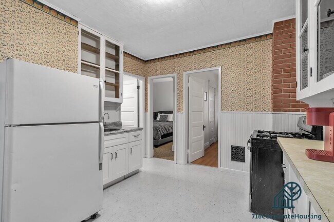 Building Photo - Furnished 3-Bedroom Lower Apartment on Bird Ave