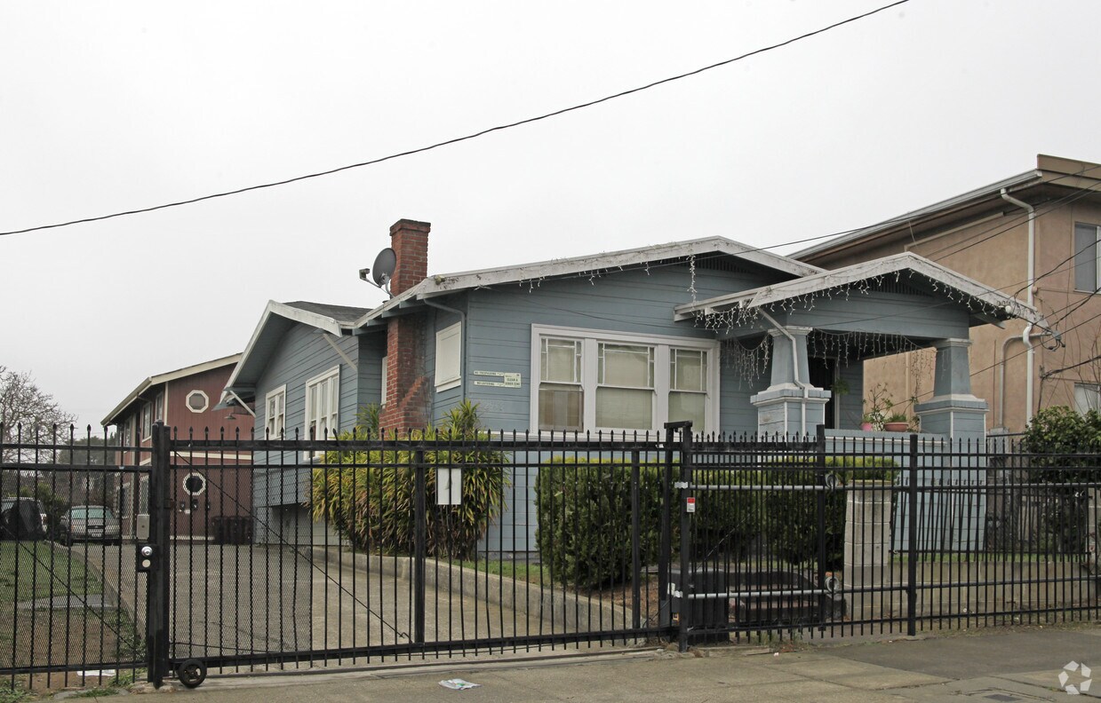 Primary Photo - 2945 Brookdale Ave