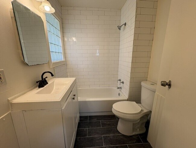 Foto del edificio - Freshly Updated 2 Bedroom Home with Bonus Room in North Hill
