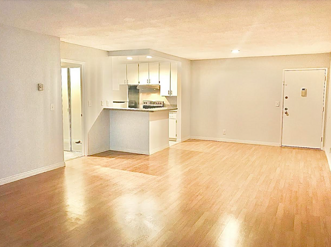 Foto del edificio - 8650 Gulana Ave