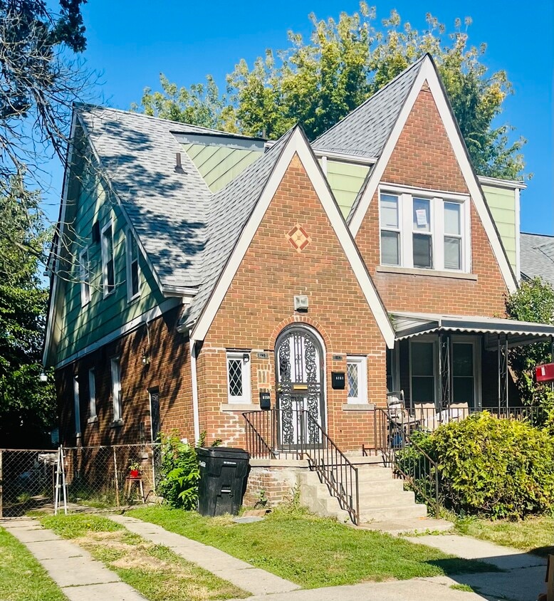 Foto principal - 8161 Robson St
