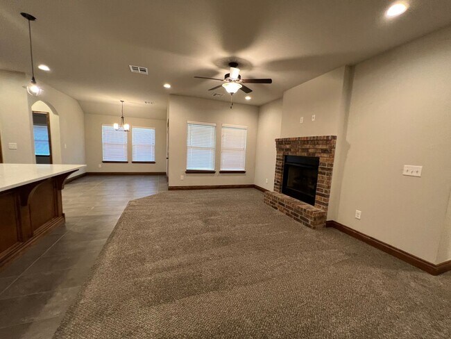 Foto del edificio - 4 Bed 2 Bath Home in Yukon - Must see! It ...