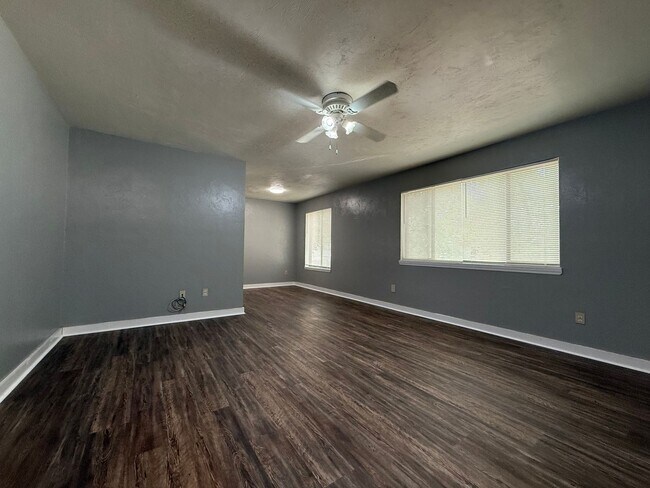 Foto del edificio - Downstairs unit off E Park avail NOW!!!