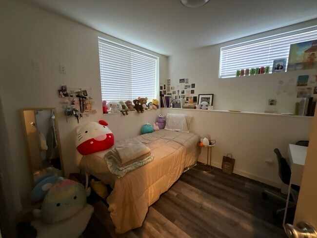 Building Photo - Spacious and Bright Home in University Dis...