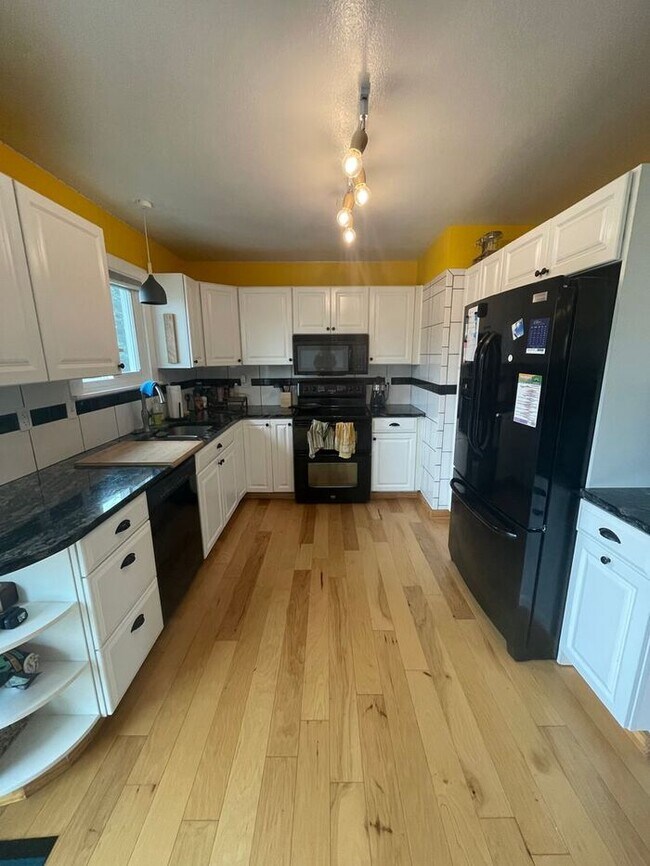 Building Photo - Spacious 3 Bed 1 Bath House in West Fort C...