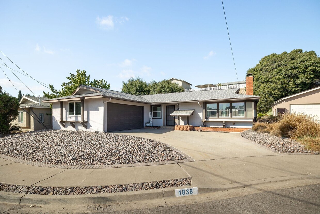 Primary Photo - Beautiful 3 bedroom single family home ava...