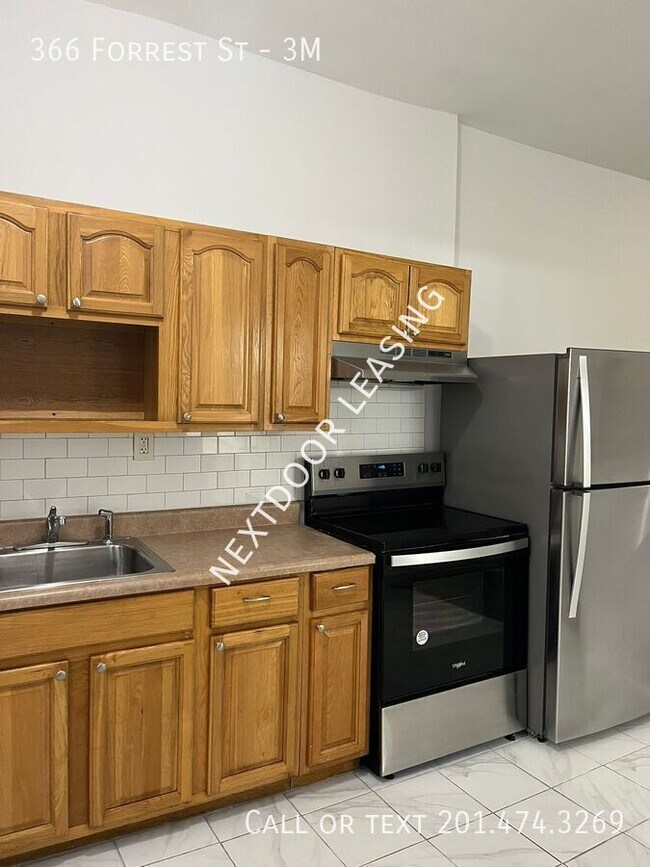 Building Photo - 366 Forrest St