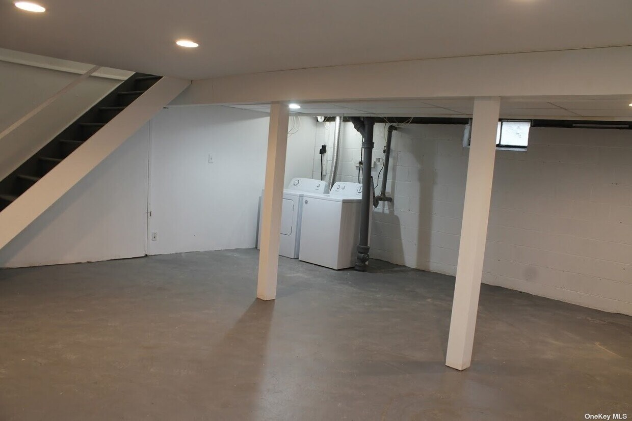 Building Photo - 42 Roosevelt Ave