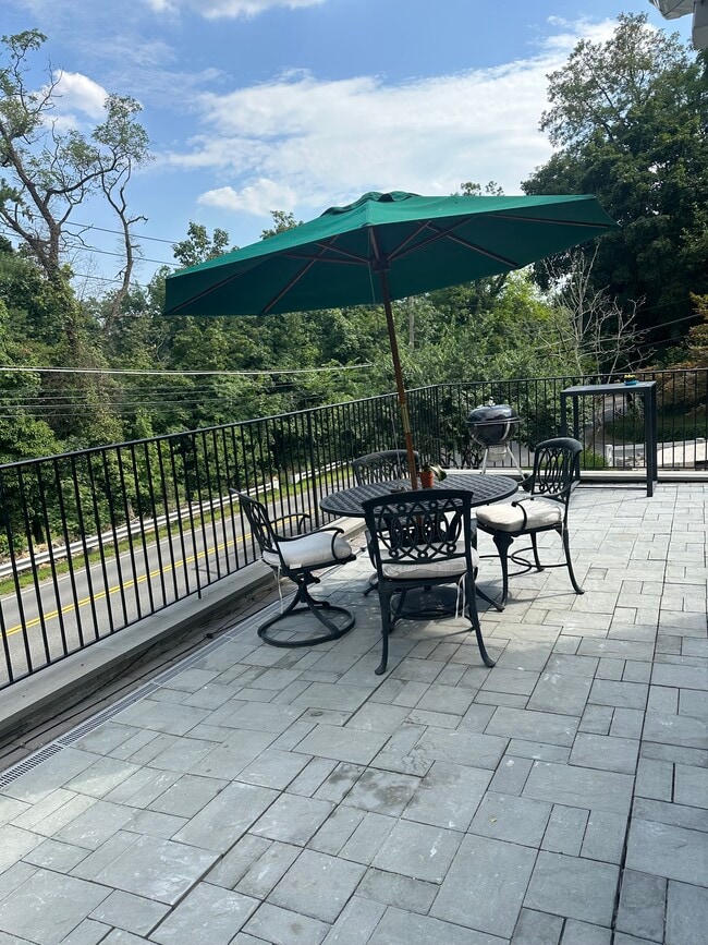 Building Photo - 281 Park View Ave