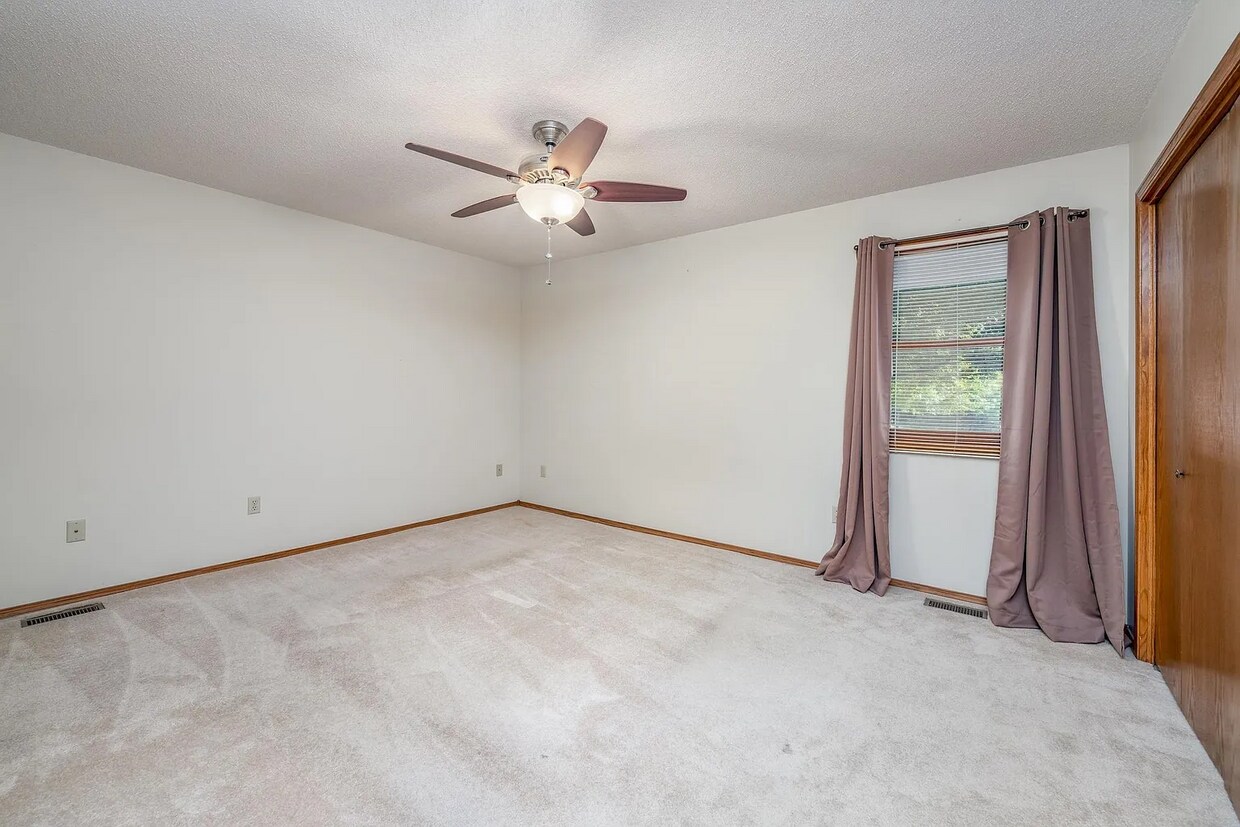 Foto del edificio - 2706 Rainier Cir