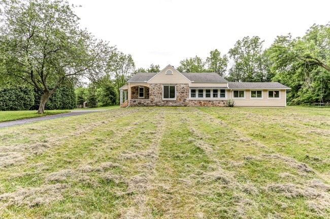Building Photo - 3 Bed 1.5 bath in Camp Hill