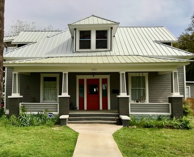 Building Photo - 1313 West San Antonio Street