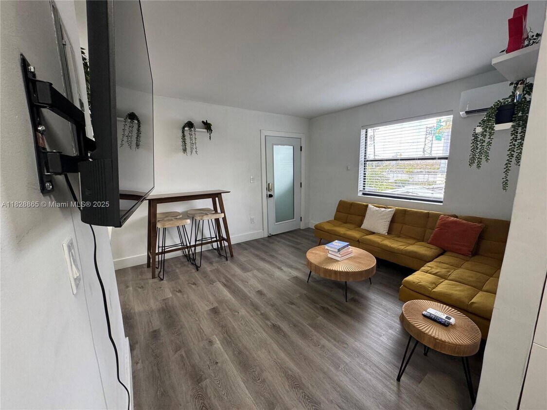 Foto principal - 584 NW 30th St
