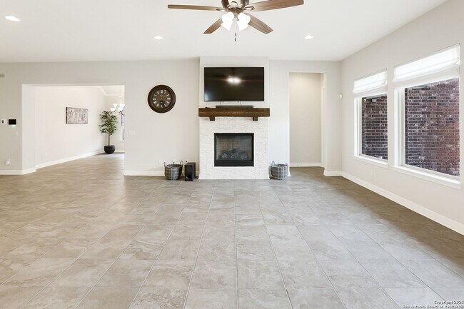 Foto del edificio - Charming Home Awaits: Spacious & Modern Li...