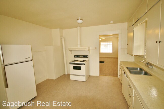 Building Photo - 3 br, 1 bath House - 404 E. 8th St.