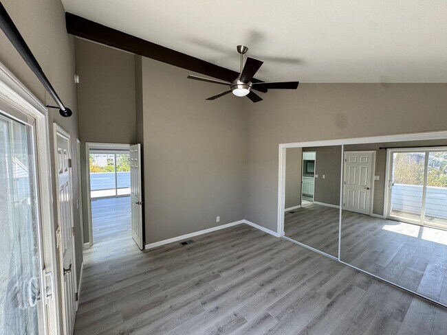Foto del edificio - Eastside Costa Mesa Townhome with 2-Car Ga...