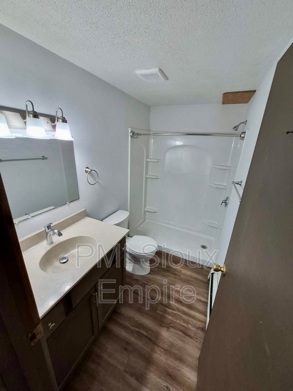 Foto del edificio - 404 E 4th St