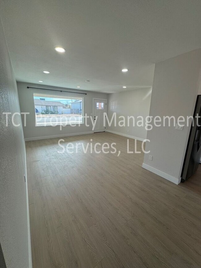 Building Photo - Newly Renovated Home Walking Distance to S...