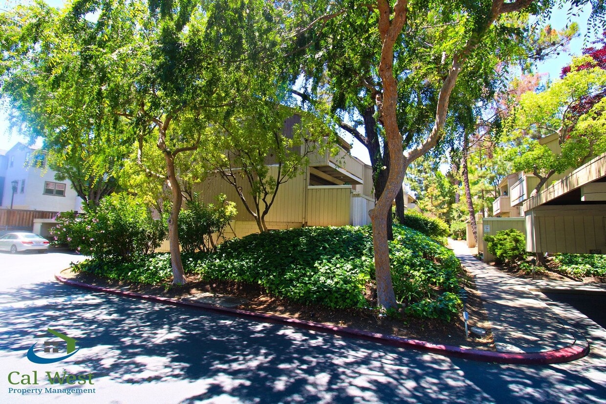 Primary Photo - $2595 - 2 Bedroom, 2 Bath Upstairs Condo i...
