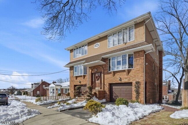 Foto del edificio - 243 Newark Ave