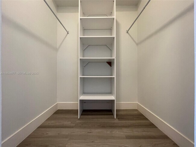 Foto del edificio - 5077 NW 7th St