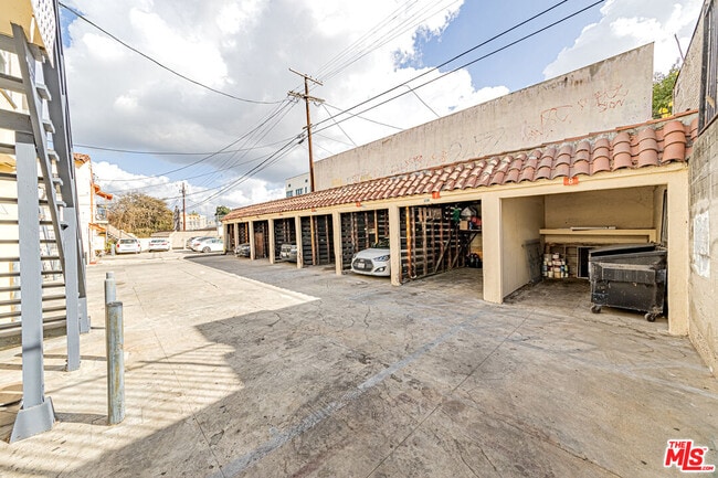 Foto del edificio - 1156 Bronson Ave