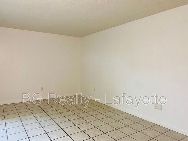 Building Photo - 302 Pillette Rd