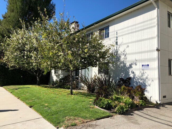 Edificio - 12817 Moorpark St