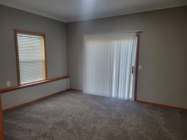 Building Photo - 4 Bedrooms! 3 Bathroom! Finished Basement!...