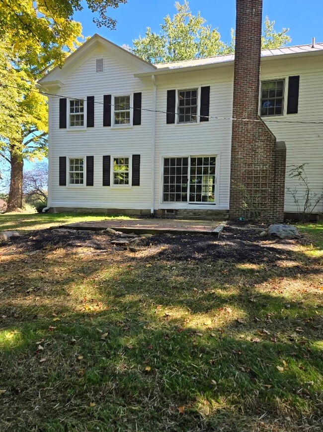 Foto del edificio - Fall In Love With This Unique Farmhouse!